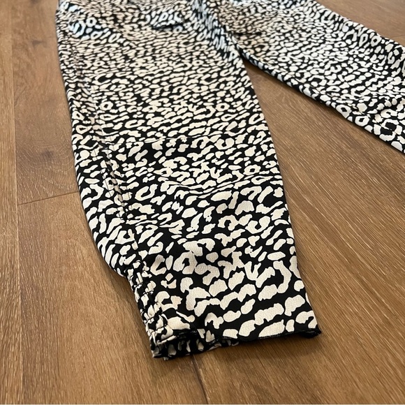 Revolve lovers & Friends Belted Waist Silky Satin Jogger Snow Leopard Cheetah XS - Picture 3 of 11